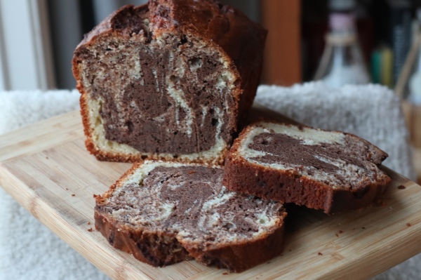 Marble cake with yogurt and olive oil